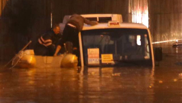 Adana'da Yağmur Esareti! 5 Araç, Suya Gömüldü, Minibüste Mahsur Kalan Kişi Botla Kurtarıldı..